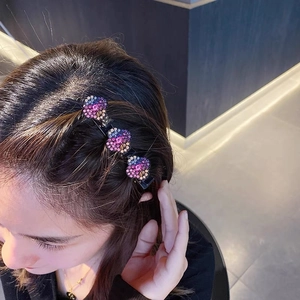 Détail de la pince à cheveux à trois rangées de fleurs avec cristaux colorés
