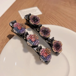 Détails des pinces à cheveux en forme de fleur avec des strass colorés étincelants