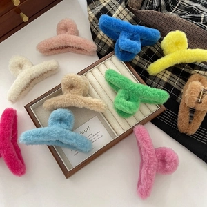 Large Plush Hair Claw Clip For Women Faux Fur Shark Clip Elegant Non-slip Hair Catch Barrette Autumn Winter Hair Accessories