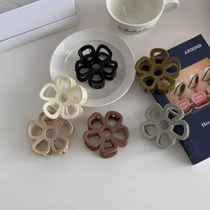 Pinza per Capelli a Forma di Fiore Minimalista per Donna Finitura Opaca Stile Coreano in Resina Clip a Squalo Elegante Accessorio Quotidiano