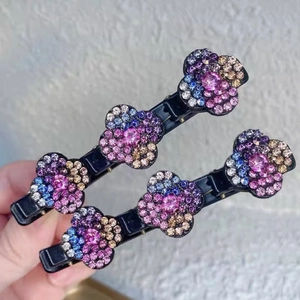 Détail de deux pinces à cheveux bec de canard avec cristaux multicolores et strass roses