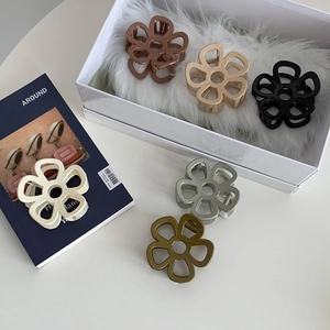 Mollette per capelli a fiori in colori Morandi presentate in una confezione regalo