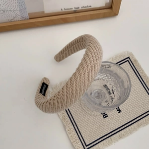 Gros plan détaillé sur le bandeau en tricot de couleur avoine avec étiquette