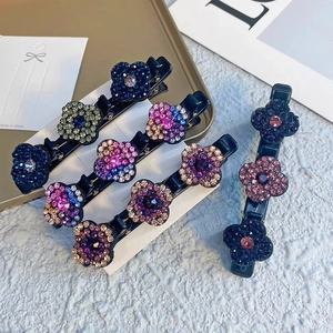 Barrettes à cheveux trèfle étincelantes avec strass colorés sur plateau doré