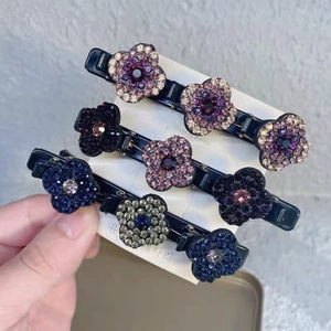 Vue détaillée de trois barrettes à cheveux en strass avec un design floral élégant