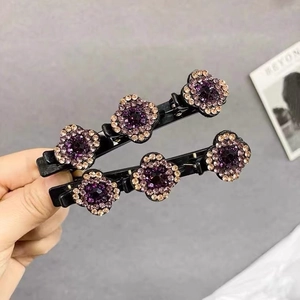 Détail de pinces à cheveux noires avec fleurs en cristal pour coiffer la frange courte