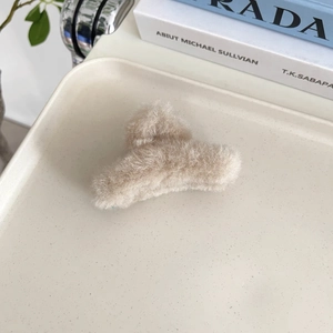 Detailaufnahme der weichen beigen Plüsch-Haarklammer mit flauschiger Kunstpelz-Textur