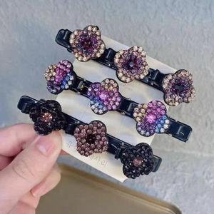 Vue détaillée de trois barrettes à fleurs en cristal avec strass violets et bleus