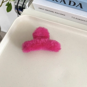 Nahaufnahme der leuchtend rosa Plüsch-Haarklammer mit weichem Kunstfell-Überzug