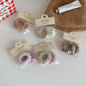 Gros plan d'élastiques à cheveux en maille douce en lot de 2 avec une texture de style artisanal