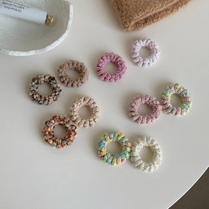 Vue détaillée des élastiques à cheveux torsadés en tricot aux couleurs d'automne