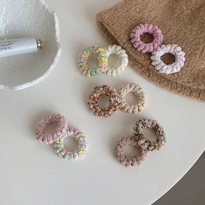 Vue à plat de chouchous en peluche aux tons neutres pour un style d'automne et d'hiver