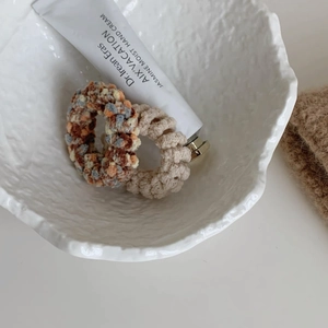 Lot de 2 élastiques à cheveux en tricot pelucheux colorés et beige pour l'automne