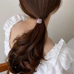 Élastique à cheveux élégant avec perle carrée marbrée pour queue de cheval ondulée
