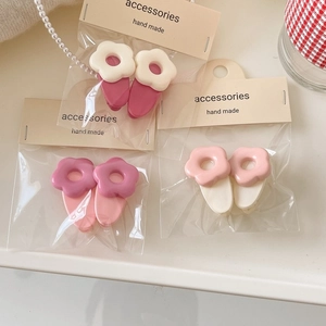 Lot de 2 barrettes à fleurs rose pastel présentées sur une carte cadeau faite main