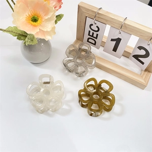 Tre eleganti fermagli per capelli a forma di fiore in bianco, ambra e grigio trasparente