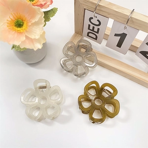 Set di tre mollette per capelli a fiori in resina grigia, crema e verde oliva