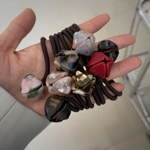 Détail de perles géométriques en résine avec texte doré France Handmade