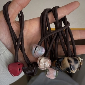 Élastiques à cheveux avec breloques en forme de cœur en résine rouge, beige et rose