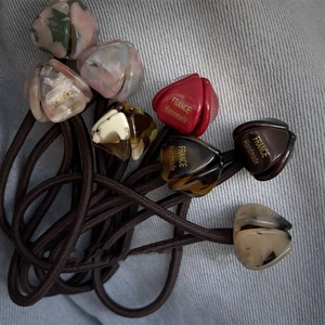 Détail d'élastiques à cheveux tulipes en résine avec inscription dorée FRANCE Handmade