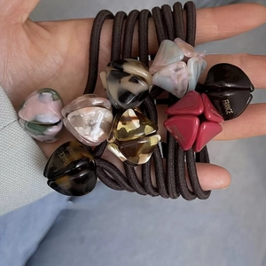 Gros plan d'élastiques à cheveux en résine avec gravure FRANCE Handmade sur les perles