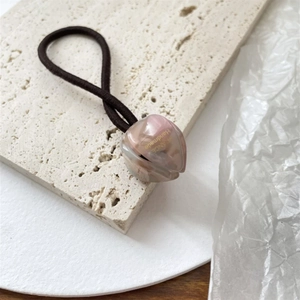 Détail de l'élastique à cheveux rose marbré avec lettrage doré Handmade FRANCE