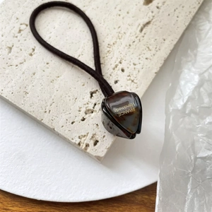 Gros plan de l'élastique en résine écaille avec inscription FRANCE Handmade dorée