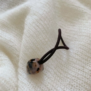 Détail de l'élastique à cheveux en acétate avec motif écaille et marquage France Handmade