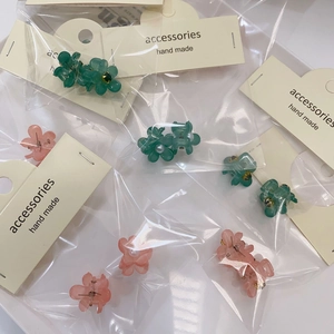 Mini pinces à cheveux camélia avec perles et strass de couleur vert et pêche