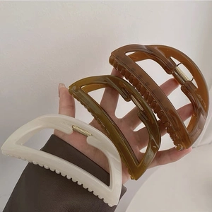 Set di tre grandi fermagli per capelli in acrilico beige, verde oliva e color ambra