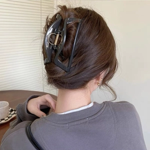 Pinza per capelli in acrilico grigio scuro vista sul retro con molla in metallo resistente