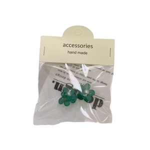 Paire de mini pinces à cheveux fleur camélia vert émeraude en résine avec centre perle