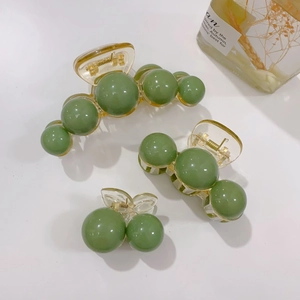 Three-piece set of green acrylic hair claws in small medium and large sizes