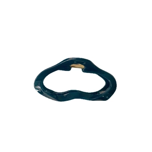 Minimalistische schwarze Wellen-Haarklammer mit goldener Metallfeder für Damen