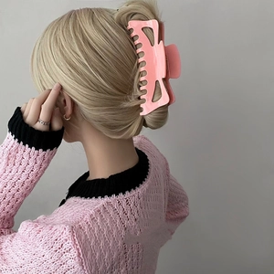 Grande pince à cheveux rose mat pour cheveux épais portée par un mannequin blond