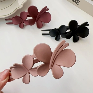 Pinces à cheveux papillon mates en rose, rouge et noir avec un design d'ailes 3D