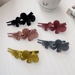 Lot de 5 pinces à cheveux papillon au fini mat présentant d'élégants designs multicolores