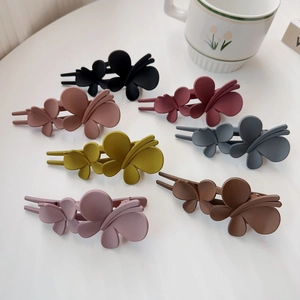Détail de pinces à cheveux fleur mate en sept couleurs élégantes pour coiffures féminines