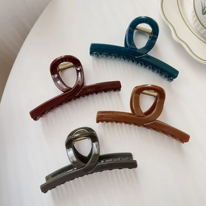 Set di quattro grandi mollette per capelli minimaliste in verde scuro, rosso e marrone