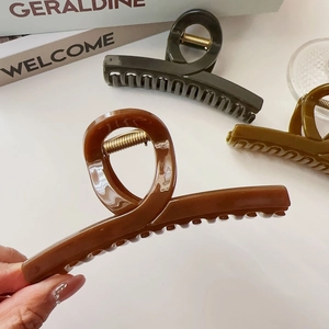 Set di tre grandi mollette per capelli vintage in resina nei toni caffè, verde e giallo