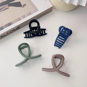Lot de quatre pinces à cheveux mates en bleu marine, vert sauge, rose et noir élégant