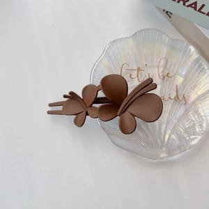 Détail d'une pince à cheveux papillon 3D à double couche en finition marron mat