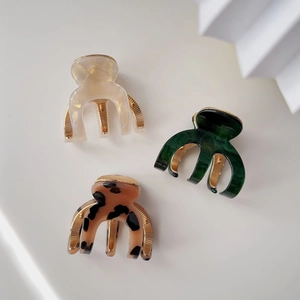 Three-piece set of mini acetate shark hair claws in pearl white, emerald green, and leopard print