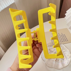Detail of 13cm oversized matte yellow hair claw clip showing secure grip and golden spring