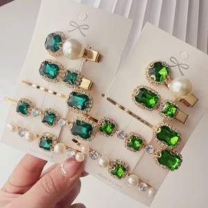 Vintage emerald rhinestone hair clip set with pearls and gold base for women