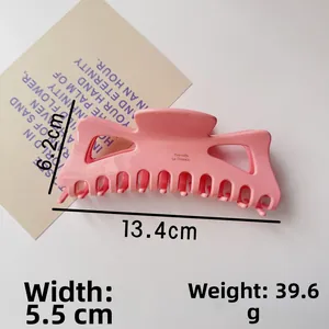 Détail des dimensions d'une grande pince à cheveux rose de 13,4cm avec texte français