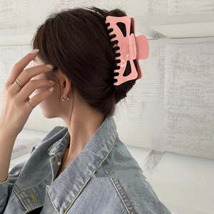 Grande pince à cheveux mate rose pour cheveux épais portée par un mannequin femme