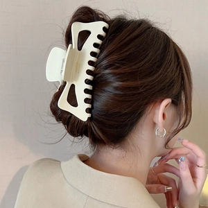 Grande pince à cheveux en acétate crème pour cheveux épais sur un modèle féminin
