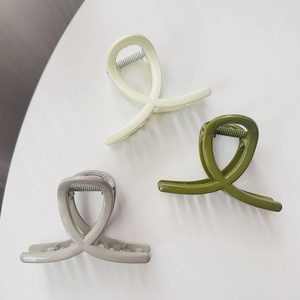 Trois pinces à cheveux élégantes en acrylique brillant coloris crème, vert et gris