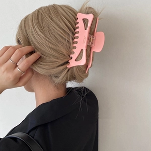 Grosse pince à cheveux rose mat en acétate pour coiffure française élégante vue de près